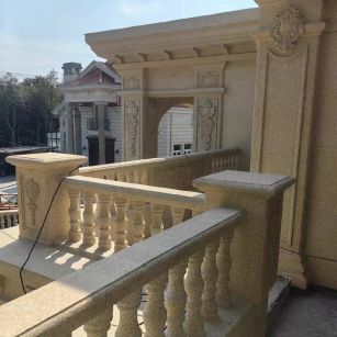 宁波 黄金麻别墅外墙干挂雕花配合阳台栏杆花瓶柱