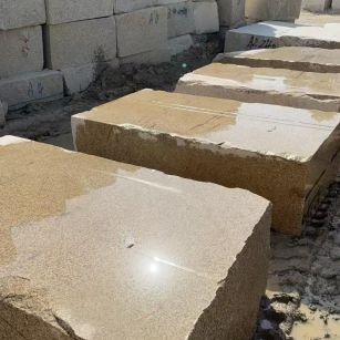 宁波 黄金麻方料堆场洗料分选中，原材料充足