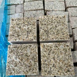 宁波 黄金麻花岗岩自然面小方块，弹石，马蹄石等