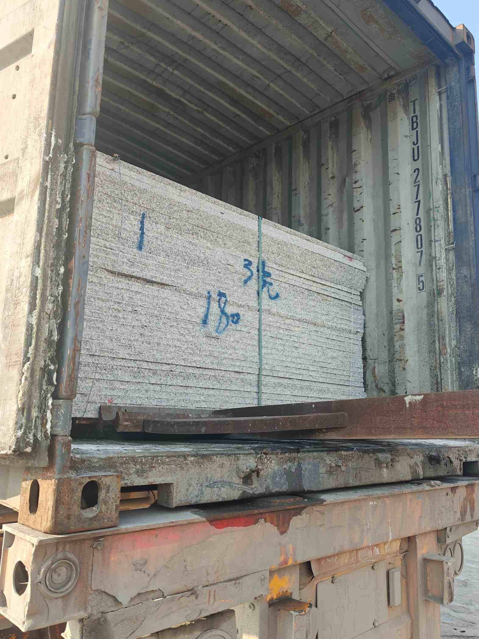 宁波 芝麻白花岗岩石材3.0公分光面毛板装柜出货