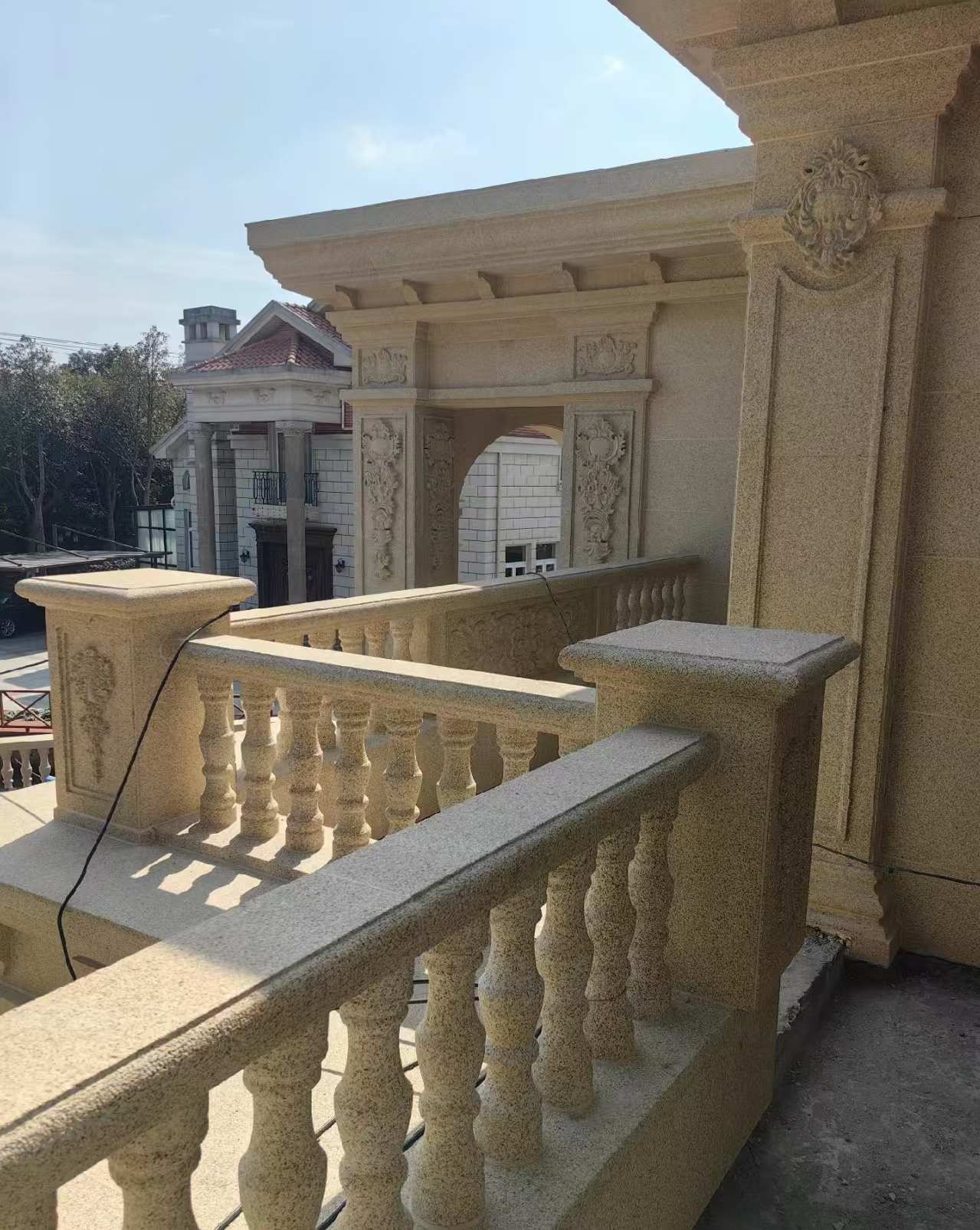 宁波 黄金麻别墅外墙干挂雕花配合阳台栏杆花瓶柱