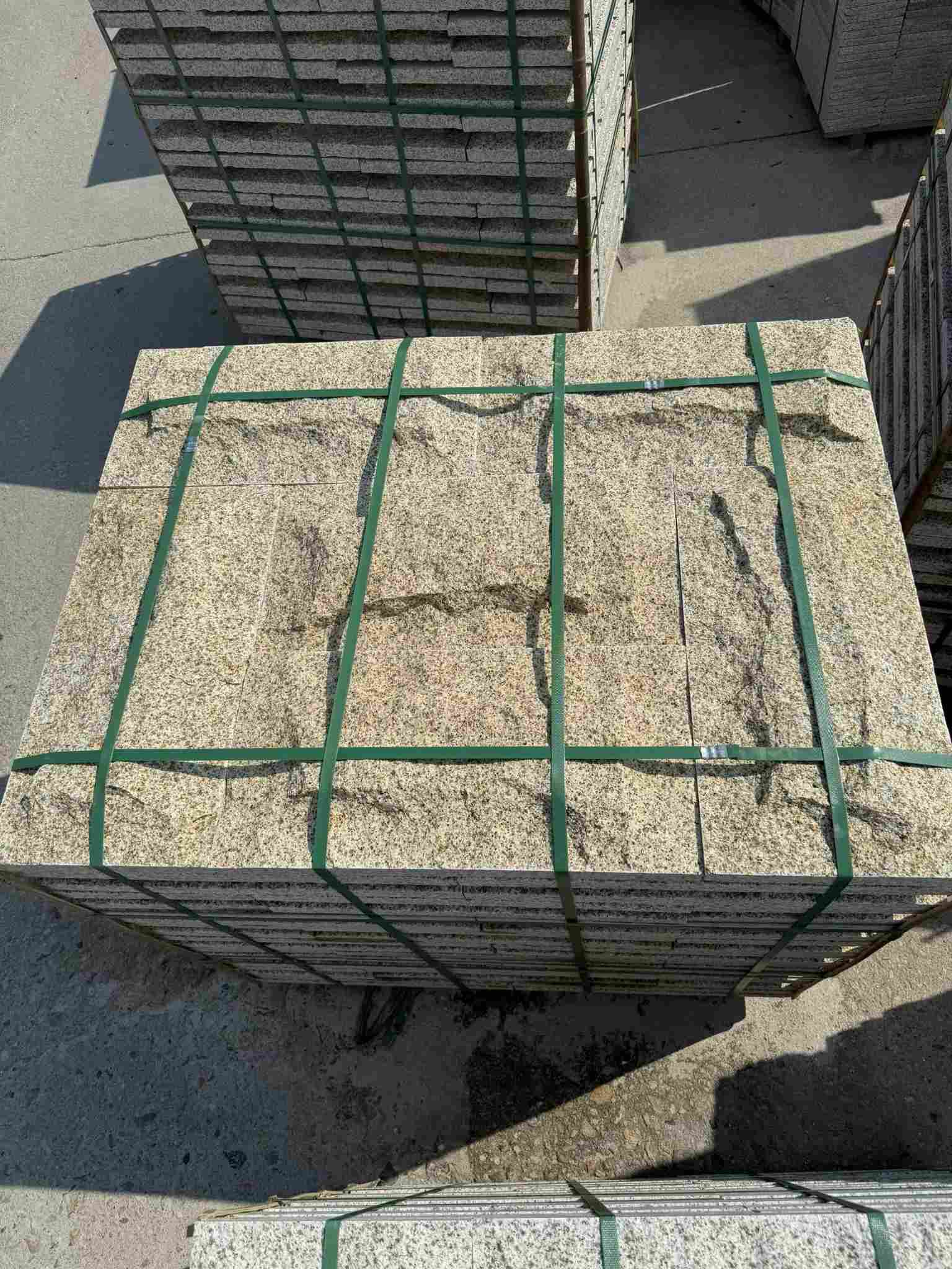 宁波 黄金麻花岗岩石材自然面蘑菇石成品