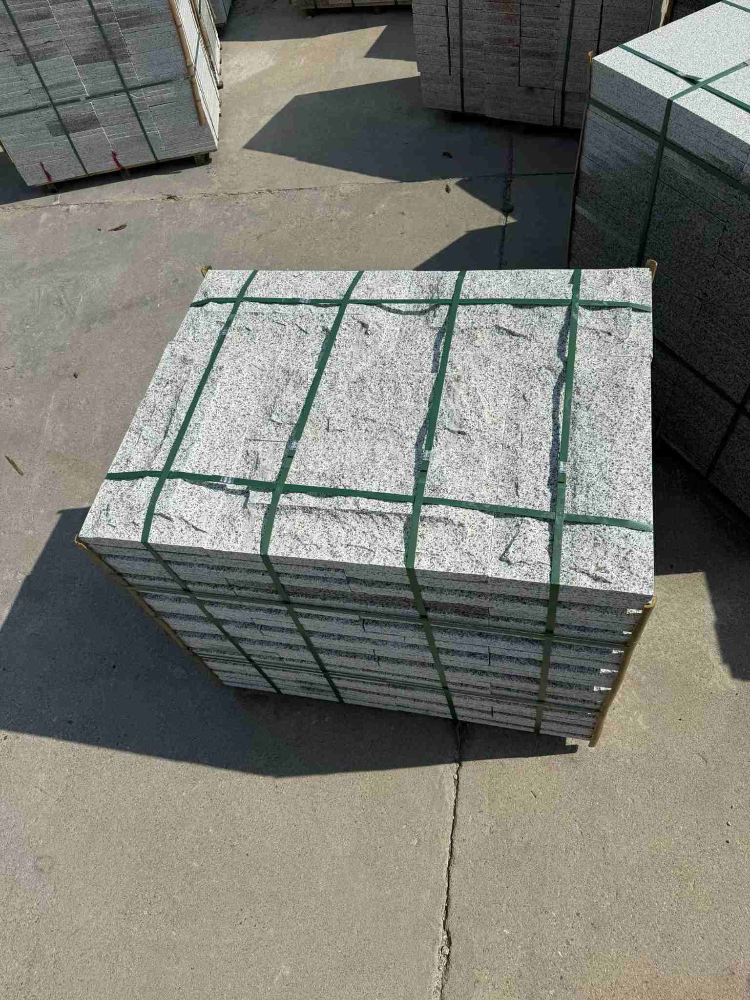 宁波 白麻花岗岩石材自然面蘑菇石成品