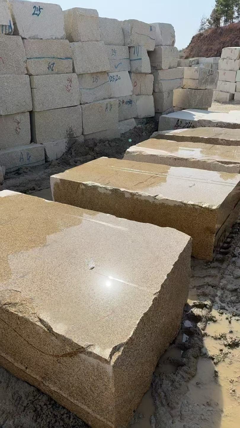 宁波 黄金麻方料堆场洗料分选中，原材料充足