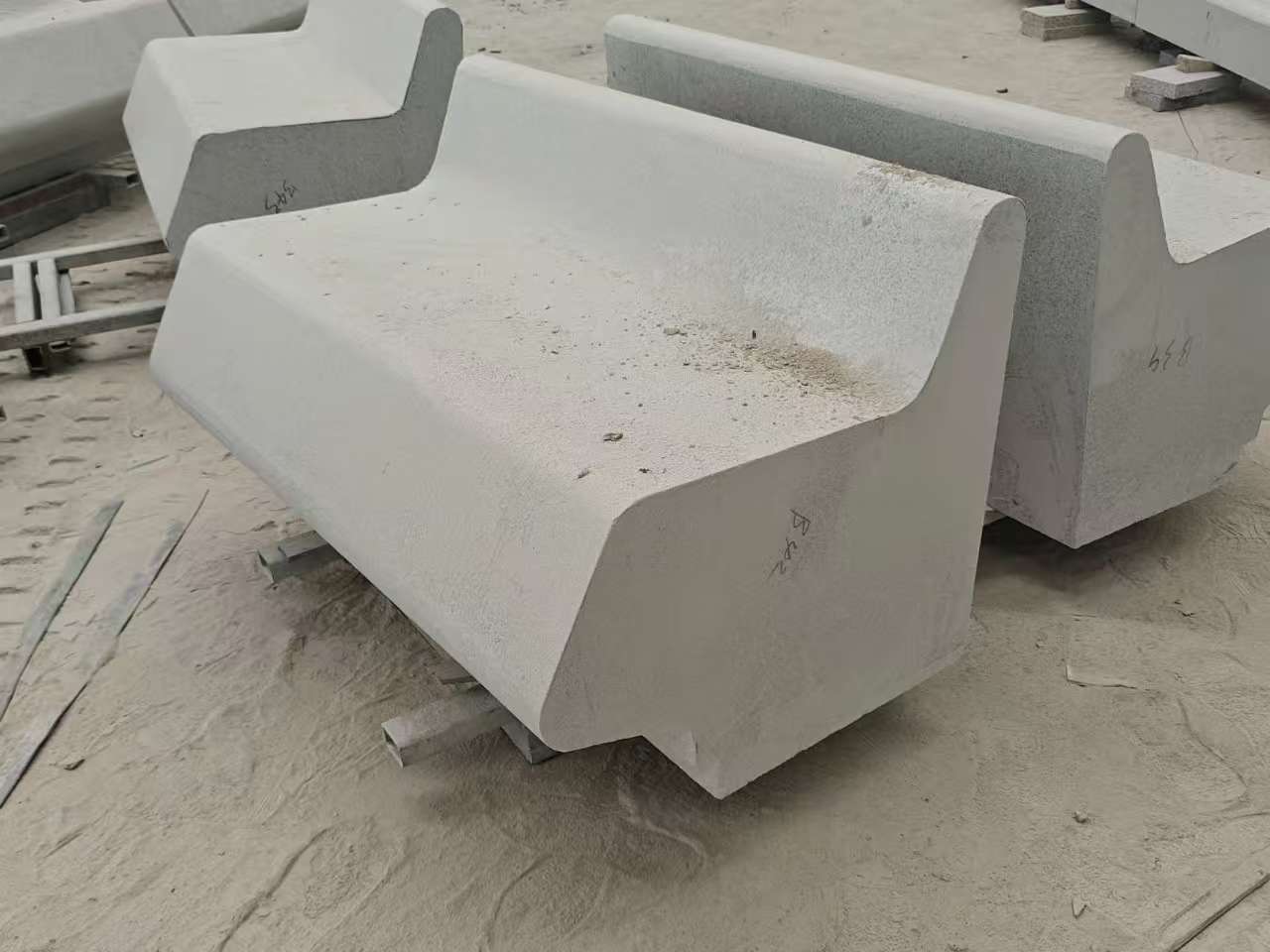 宁波 芝麻白花岗岩异形坐凳，石凳