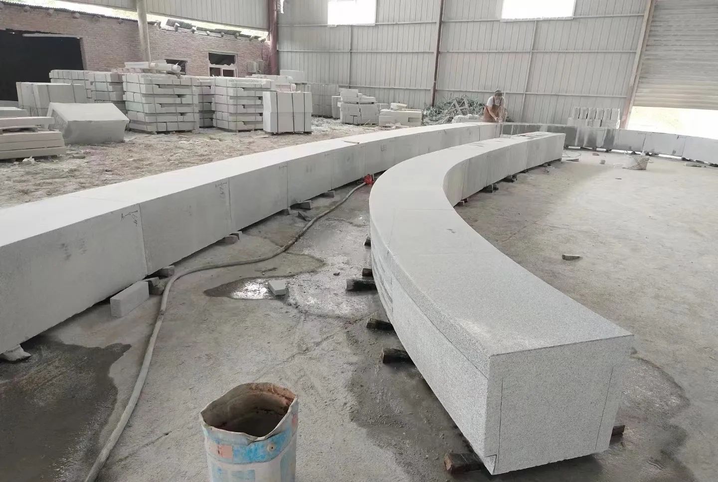 宁波芝麻白花岗岩石板材 园林光面弧形坐凳