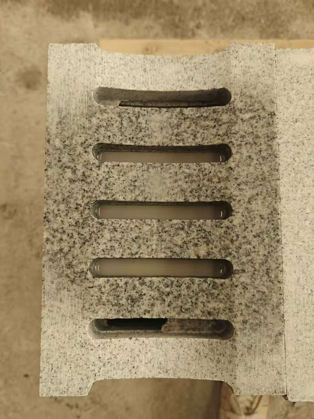 宁波 芝麻白拉丝面花岗岩U型开槽排水槽