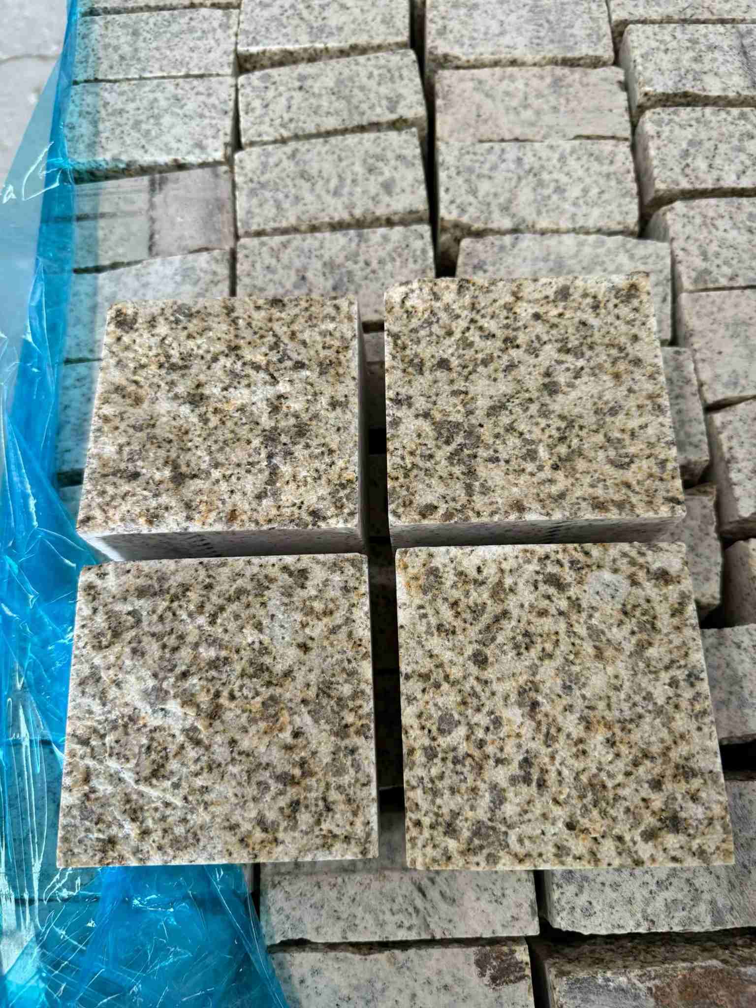 宁波 黄金麻花岗岩自然面小方块，弹石，马蹄石等