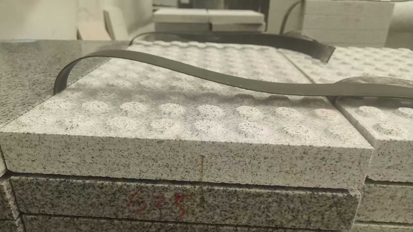 宁波 芝麻白花岗岩6.0公分荔枝面五轴加工雕刻盲点