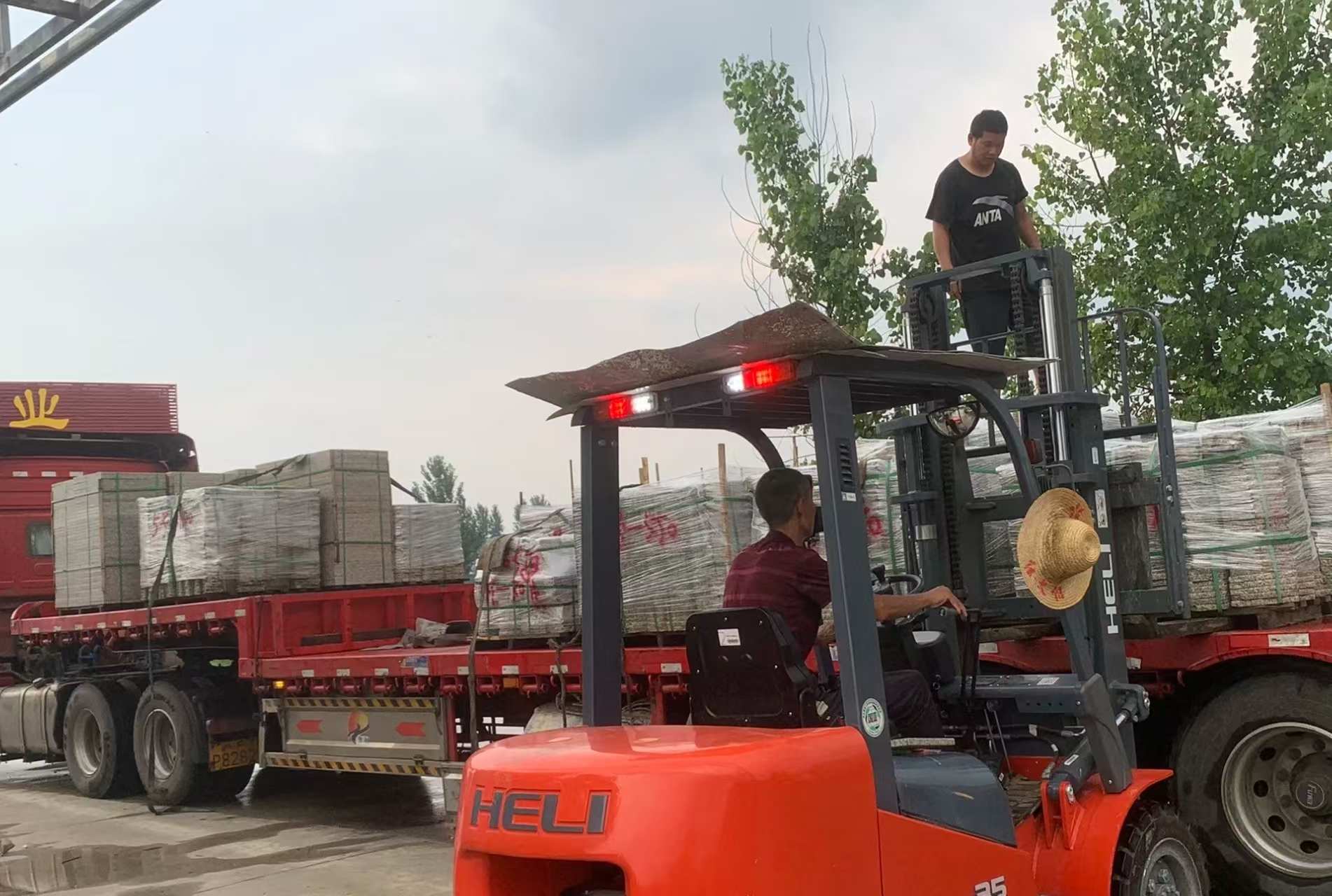 宁波 黄金麻冰裂纹，地铺石装车