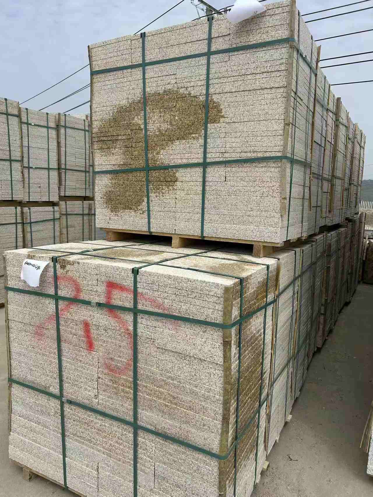 宁波 黄金麻花岗岩石材荔枝面地铺石2.5*300*600