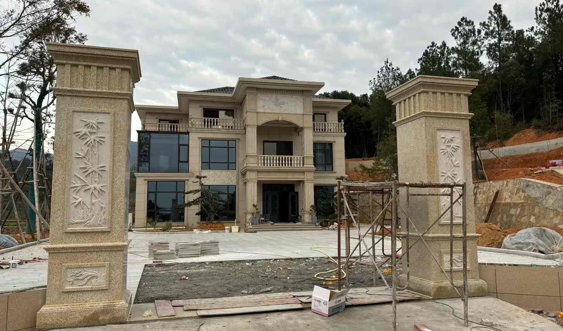 宁波 黄金麻花岗岩别墅雕花外墙干挂配上门口雕花罗马柱